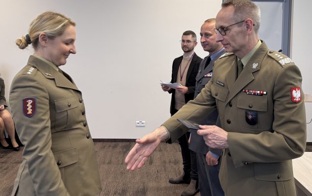 Inauguracja studiów podyplomowych w WIM-PIB. Dyrektor Grzegorz Gielerak wręcza dyplom studencki.