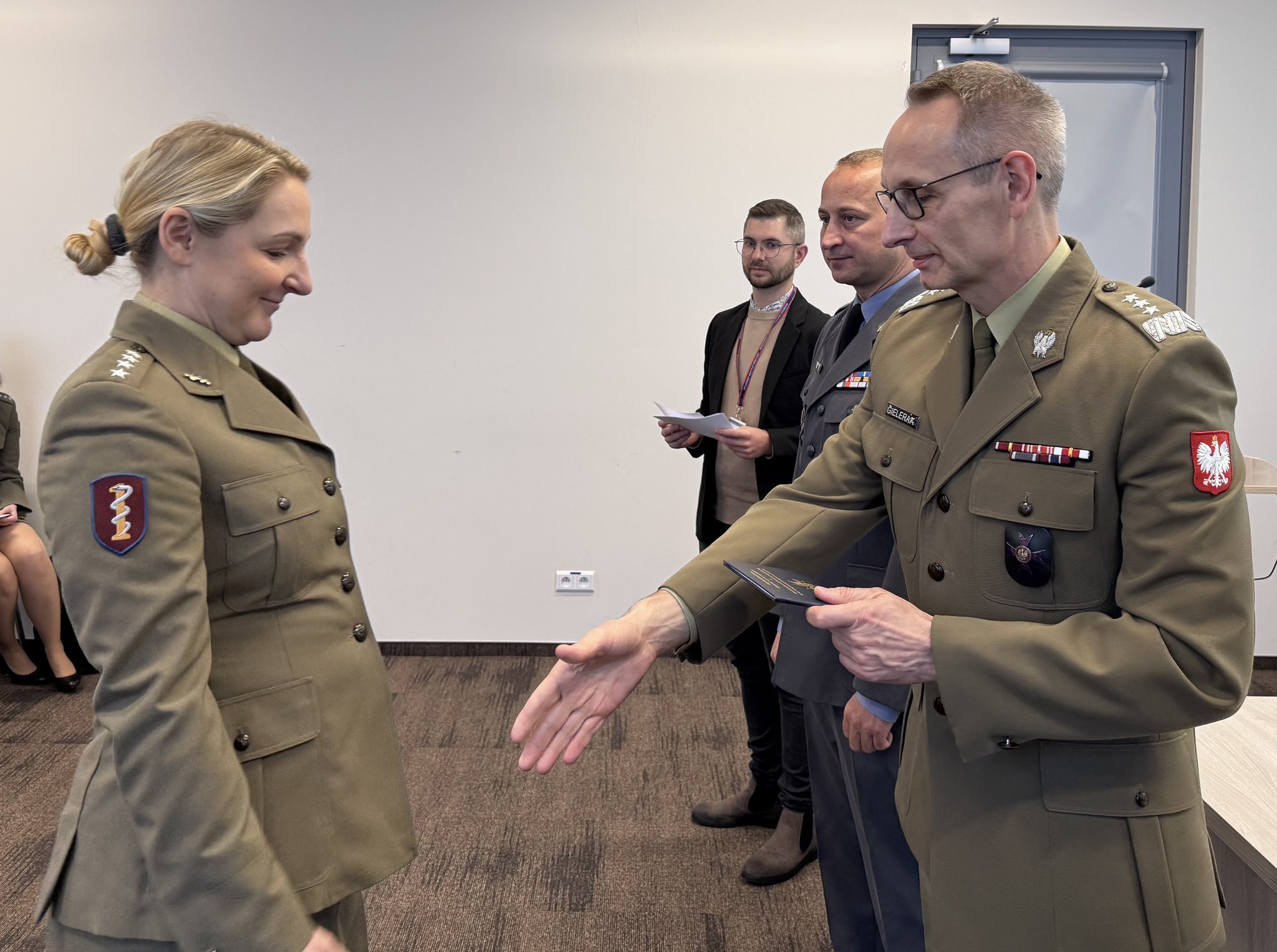 Inauguracja studiów podyplomowych w WIM-PIB. Dyrektor Grzegorz Gielerak wręcza dyplom studencki.