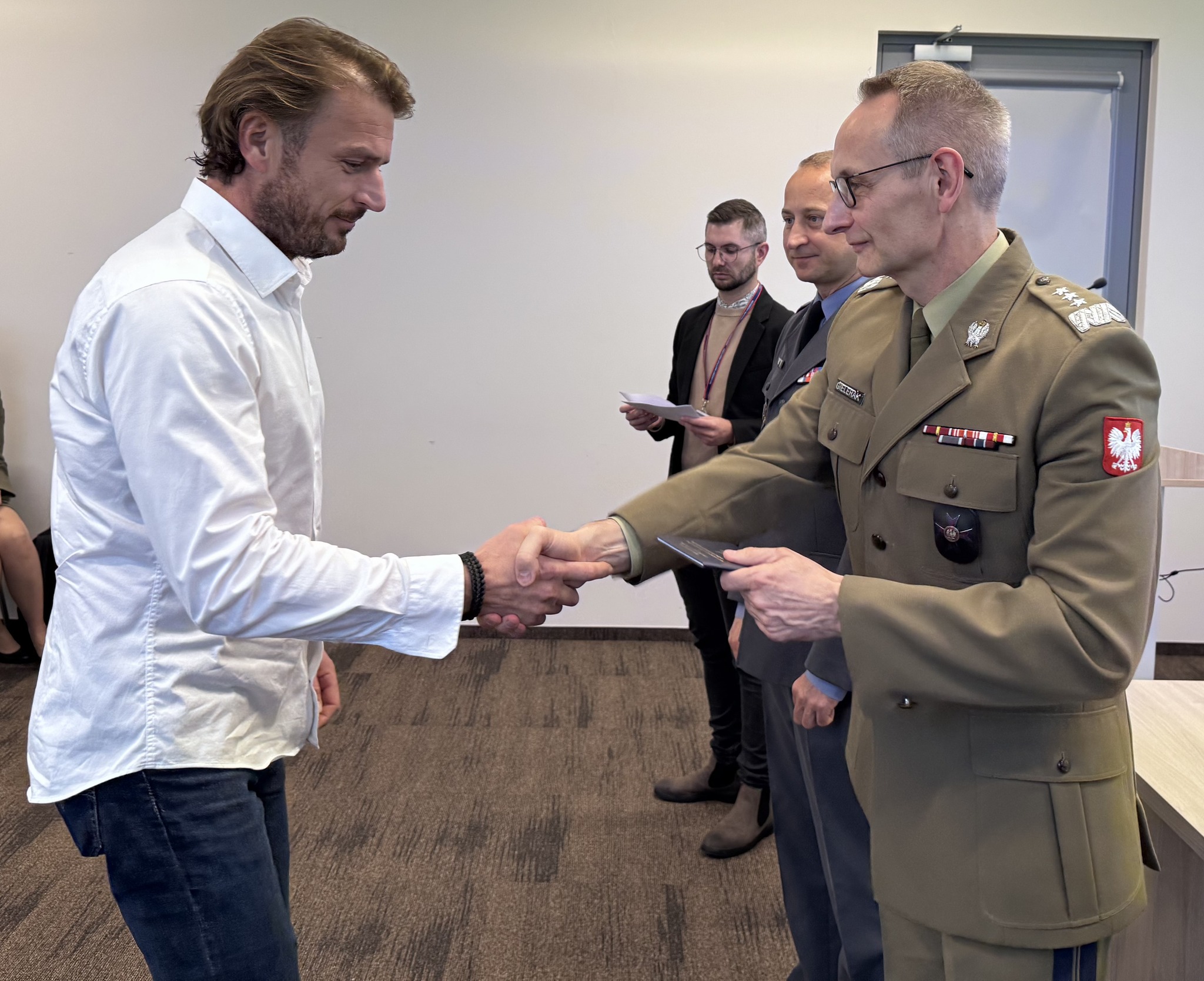 Inauguracja studiów podyplomowych w WIM-PIB. Dyrektor Grzegorz Gielerak wręcza dyplom studencki.