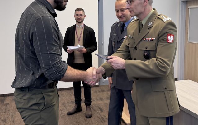 Inauguracja studiów podyplomowych w WIM-PIB. Dyrektor Grzegorz Gielerak wręcza dyplom studencki.