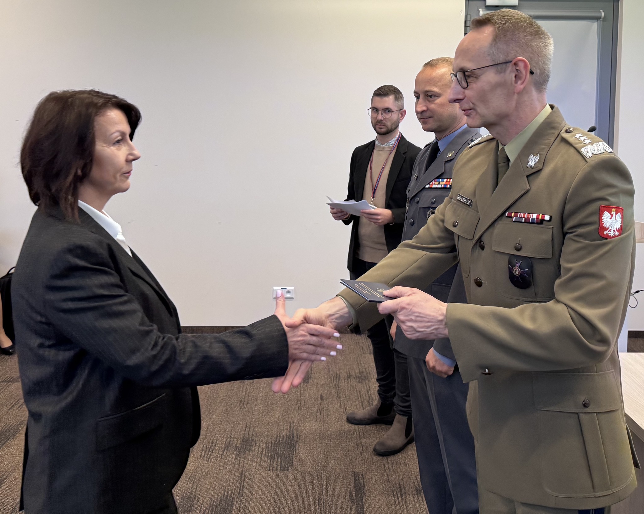 Inauguracja studiów podyplomowych w WIM-PIB. Dyrektor Grzegorz Gielerak wręcza dyplom studencki.