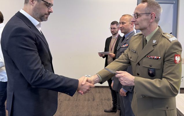 Inauguracja studiów podyplomowych w WIM-PIB. Dyrektor Grzegorz Gielerak wręcza dyplom studencki.