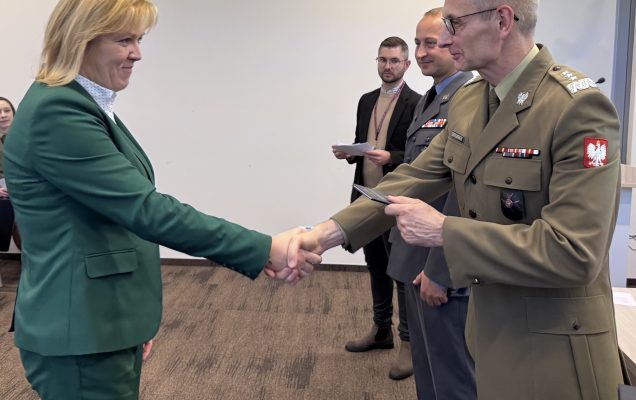 Inauguracja studiów podyplomowych w WIM-PIB. Dyrektor Grzegorz Gielerak wręcza dyplom studencki.