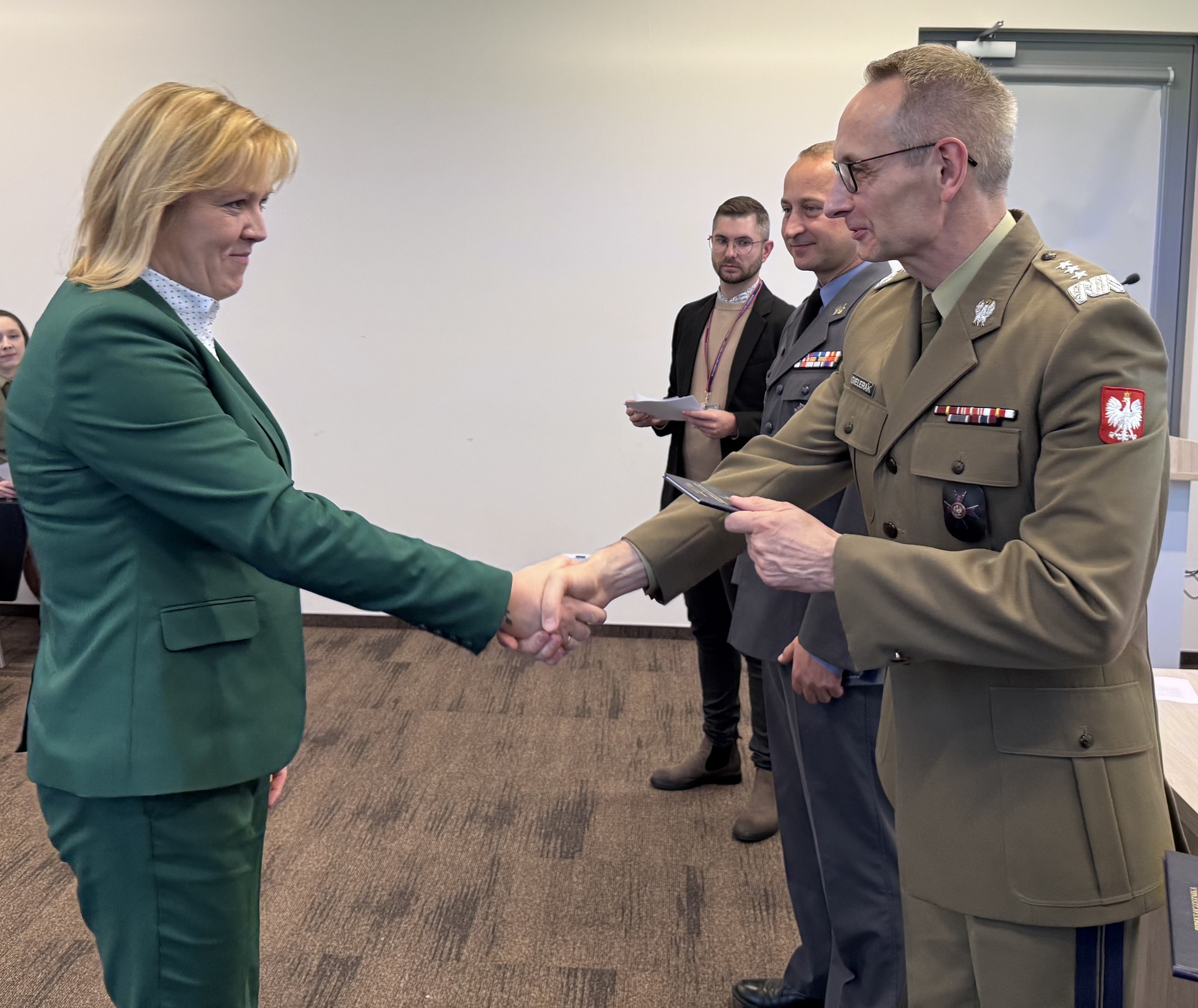 Inauguracja studiów podyplomowych w WIM-PIB. Dyrektor Grzegorz Gielerak wręcza dyplom studencki.