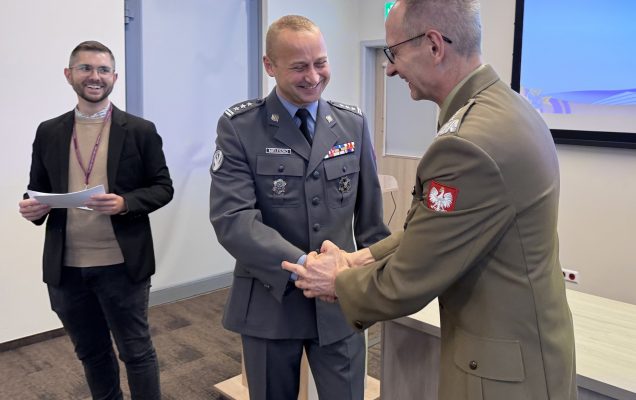 Inauguracja studiów podyplomowych w WIM-PIB. Dyrektor Grzegorz Gielerak wręcza dyplom studencki.