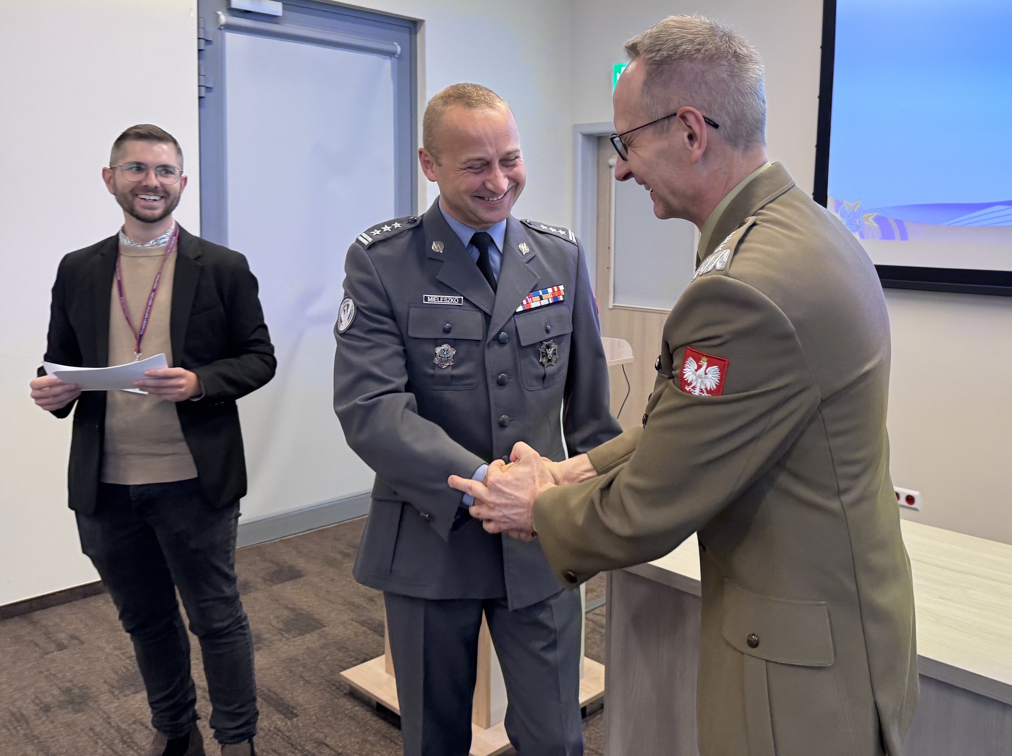 Inauguracja studiów podyplomowych w WIM-PIB. Dyrektor Grzegorz Gielerak wręcza dyplom studencki.