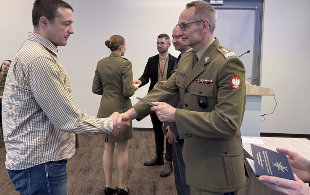 Inauguracja studiów podyplomowych w WIM-PIB. Dyrektor Grzegorz Gielerak wręcza dyplom studencki.