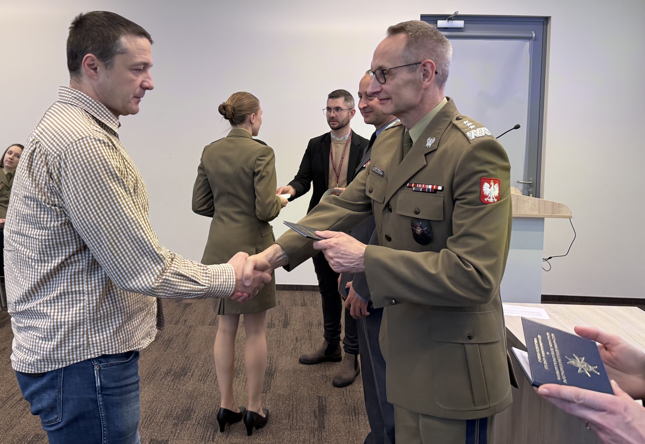 Inauguracja studiów podyplomowych w WIM-PIB. Dyrektor Grzegorz Gielerak wręcza dyplom studencki.