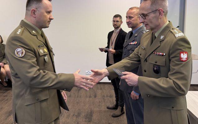 Inauguracja studiów podyplomowych w WIM-PIB. Dyrektor Grzegorz Gielerak wręcza dyplom studencki.