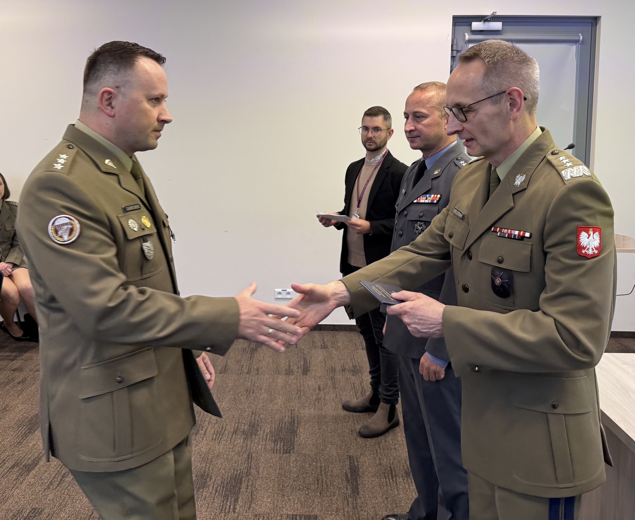 Inauguracja studiów podyplomowych w WIM-PIB. Dyrektor Grzegorz Gielerak wręcza dyplom studencki.