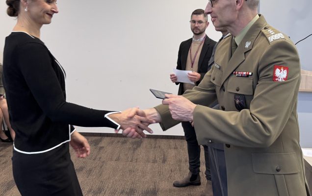 Inauguracja studiów podyplomowych w WIM-PIB. Dyrektor Grzegorz Gielerak wręcza dyplom studencki.