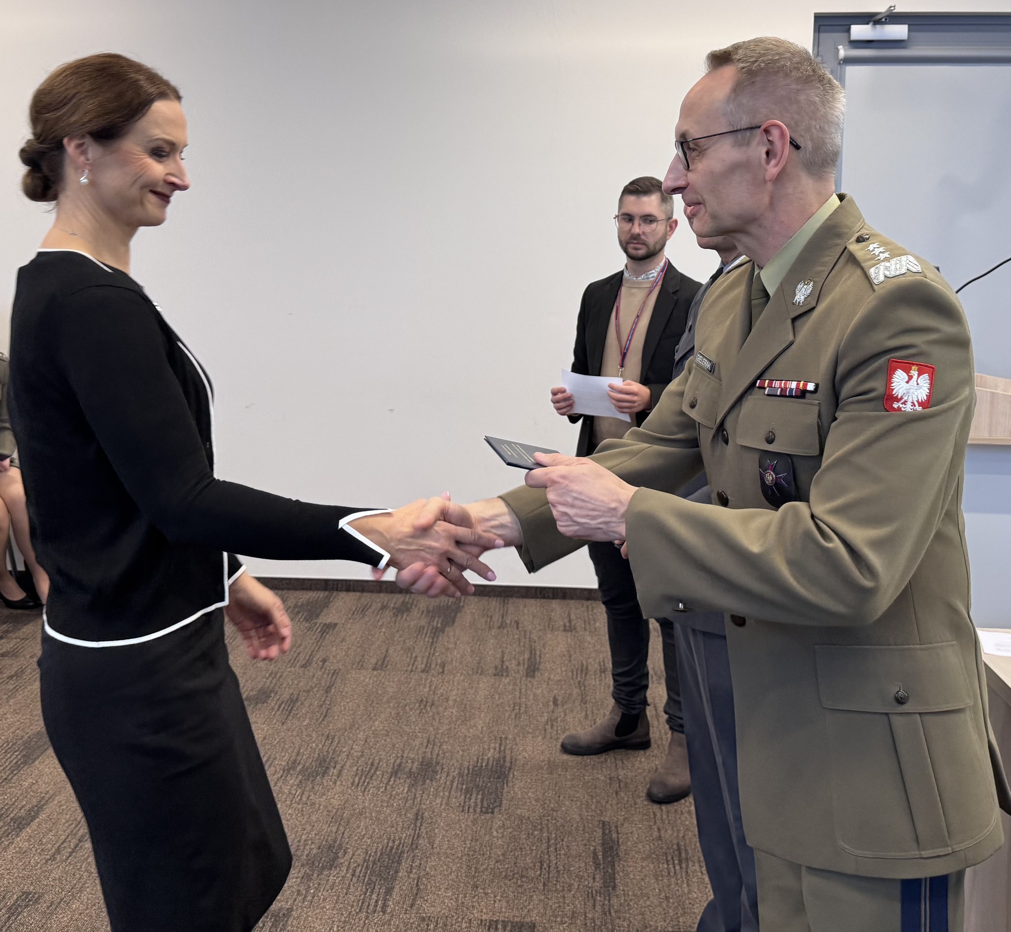 Inauguracja studiów podyplomowych w WIM-PIB. Dyrektor Grzegorz Gielerak wręcza dyplom studencki.