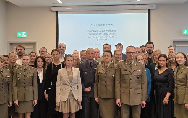 Inauguracja studiów podyplomowych w Wojskowym Instytucie Medycznym. Zdjęcie grupowe uczestników. Po środku dyrektor WIM-PIB Grzegorz Gielerak.