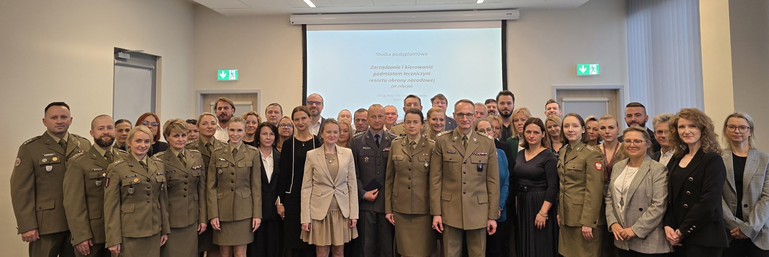 Inauguracja studiów podyplomowych w Wojskowym Instytucie Medycznym. Zdjęcie grupowe uczestników. Po środku dyrektor WIM-PIB Grzegorz Gielerak.