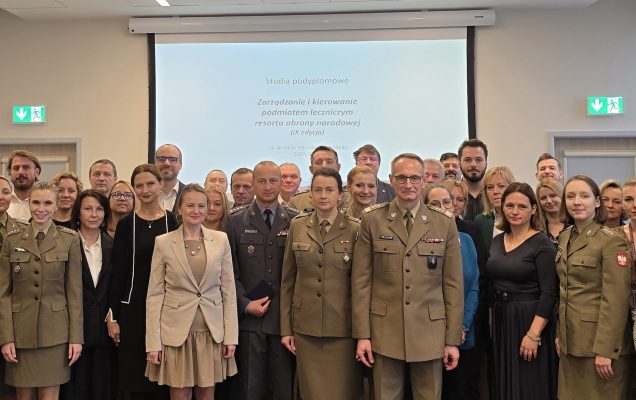 Inauguracja studiów podyplomowych w Wojskowym Instytucie Medycznym. Zdjęcie grupowe uczestników. Po środku dyrektor WIM-PIB Grzegorz Gielerak.