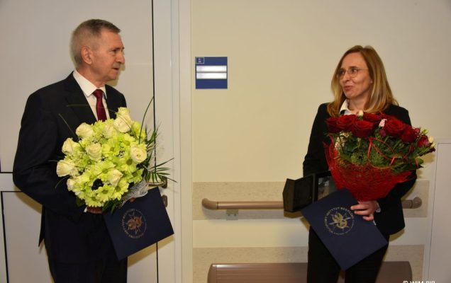 Jerzy Smoszna i Magdalena Mosakowska z wiązankami kwiatów na korytarzu Stacji Dializ.