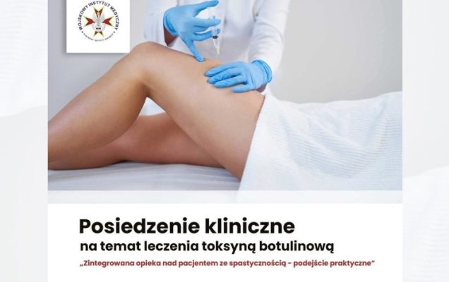 Zdjęcie kolorowe. W tle Leżąca kobieta na kozetce lekarskiej. Jej nogi dotykają ręce pracownika medycznego w niebieskich lateksowych rękawiczkach wstrzykujące w udo zastrzyk. Napis: Posiedzenie kliniczne na temat leczenia toksyn a botulinową. 