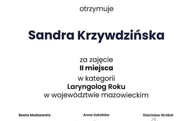 Dyplom. Na dyplomie Niebieskie logo Hipokrates. Pod spodem treść dyplomu: DYPLOM otrzymuje Sandra Krzywińska za zajęcie II miejsca w kategorii Laryngolog Roku w województwie mazowieckim. Poniżej logotypy NFZ, APTEO, Krajowa Izba Diagnostów Laboratoryjnych, Tygodnik Ostrołęcki, Polska Metropolia Warszawska, Echo Dnia.