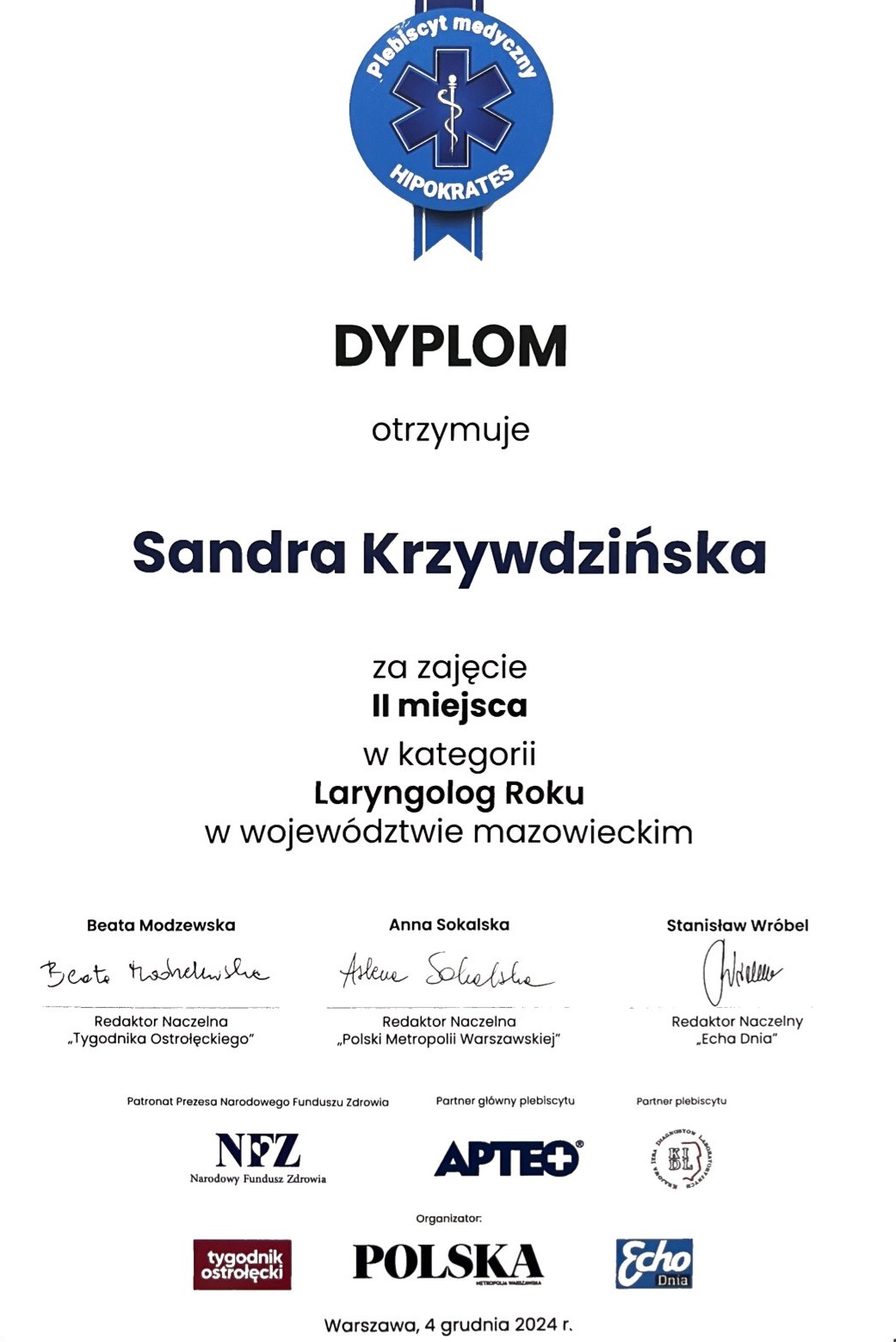 Dyplom. Na dyplomie Niebieskie logo Hipokrates. Pod spodem treść dyplomu: DYPLOM otrzymuje Sandra Krzywińska za zajęcie II miejsca w kategorii Laryngolog Roku w województwie mazowieckim. Poniżej logotypy NFZ, APTEO, Krajowa Izba Diagnostów Laboratoryjnych, Tygodnik Ostrołęcki, Polska Metropolia Warszawska, Echo Dnia.