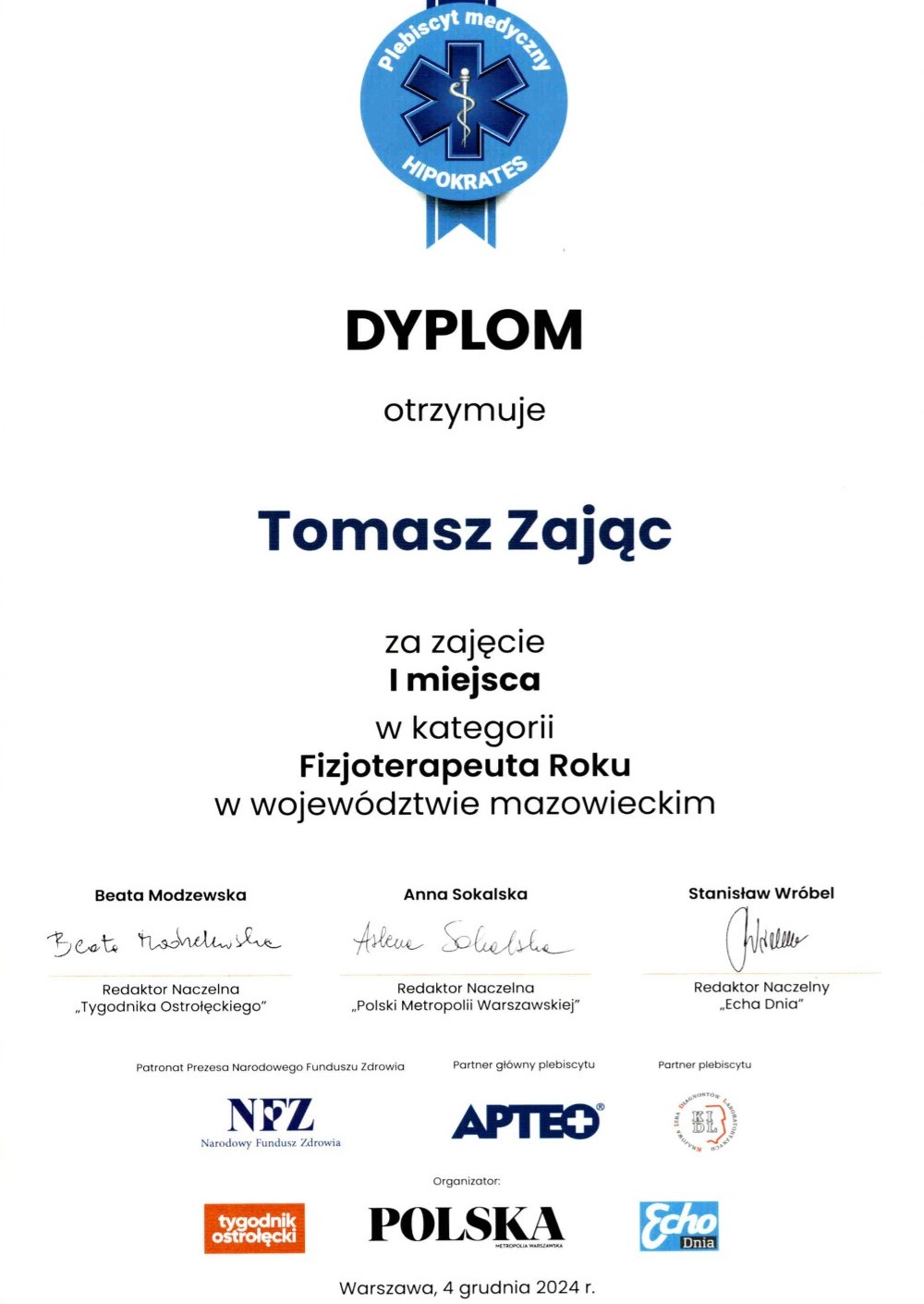 Dyplom. Na dyplomie Niebieskie logo Hipokrates. Pod spodem treść dyplomu: DYPLOM otrzymuje Tomasz Zając za zajęcie I miejsca w kategorii Fizjoterapeuta Roku w województwie mazowieckim. Poniżej logotypy NFZ, APTEO, Krajowa Izba Diagnostów Laboratoryjnych, Tygodnik Ostrołęcki, Polska Metropolia Warszawska, Echo Dnia.