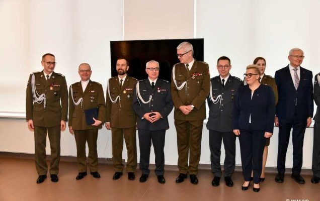 Spotkanie wigilijne w Wojskowym Instytucie Medycznym w Warszawie. Zdjęcie grupowe. Od lewej dyrektor WIM Grzegorz Gielerak, Jacek Doniec, Zastępca Dyrektora Komendant CSK MON WIM płk dr n. med. Artur BACHTA, , Komendant Szpitala w Legionowie płk dr n. med. Robert RYCZEK, Zastępca Komendanta CSK MON WIM ds. Pielęgniarstwa mgr Lidia WOJDA,