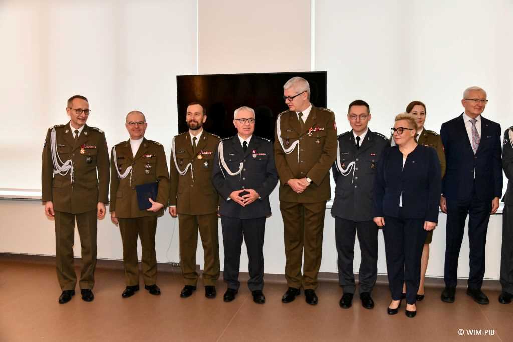 Spotkanie wigilijne w Wojskowym Instytucie Medycznym w Warszawie. Zdjęcie grupowe. Od lewej dyrektor WIM Grzegorz Gielerak, Jacek Doniec, Zastępca Dyrektora Komendant CSK MON WIM płk dr n. med. Artur BACHTA, , Komendant Szpitala w Legionowie płk dr n. med. Robert RYCZEK, Zastępca Komendanta CSK MON WIM ds. Pielęgniarstwa mgr Lidia WOJDA,