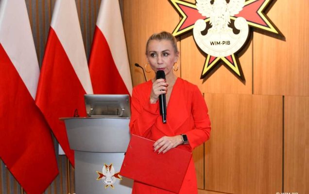 Małgorzata Złotkowska - Główny specjalista ds. komunikacji wewnętrznej prowadzi spotkanie wigilijne w Wojskowym Instytucie Medycznym w Warszawie.