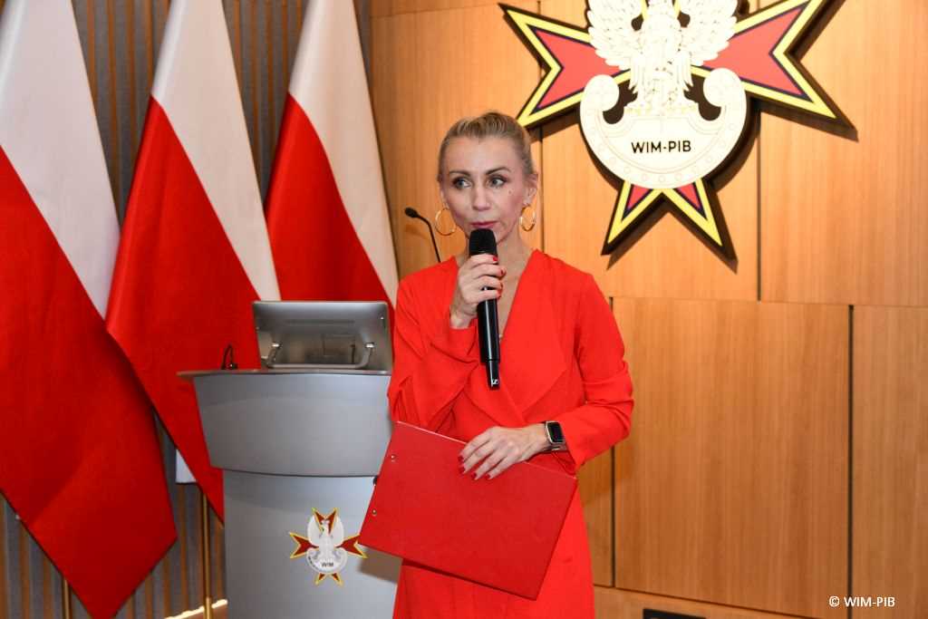 Małgorzata Złotkowska - Główny specjalista ds. komunikacji wewnętrznej prowadzi spotkanie wigilijne w Wojskowym Instytucie Medycznym w Warszawie.