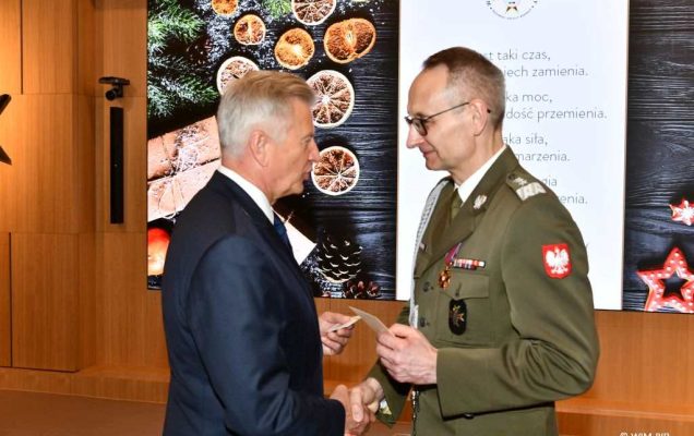 Spotkanie wigilijne w Wojskowym Instytucie Medycznym w Warszawie. Dyrektor WIM Grzegorz Gielerak podczas spotkania wigilijnego dzieli się opłatkiem.