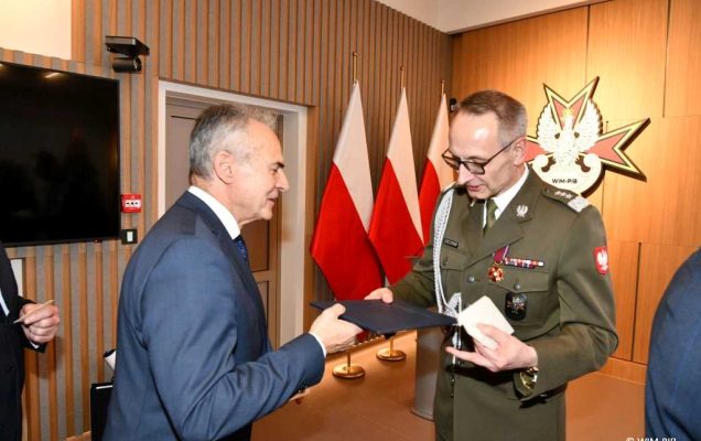 Spotkanie wigilijne w Wojskowym Instytucie Medycznym w Warszawie. Grzegorz Gielerak dzieli się opłatkiem.