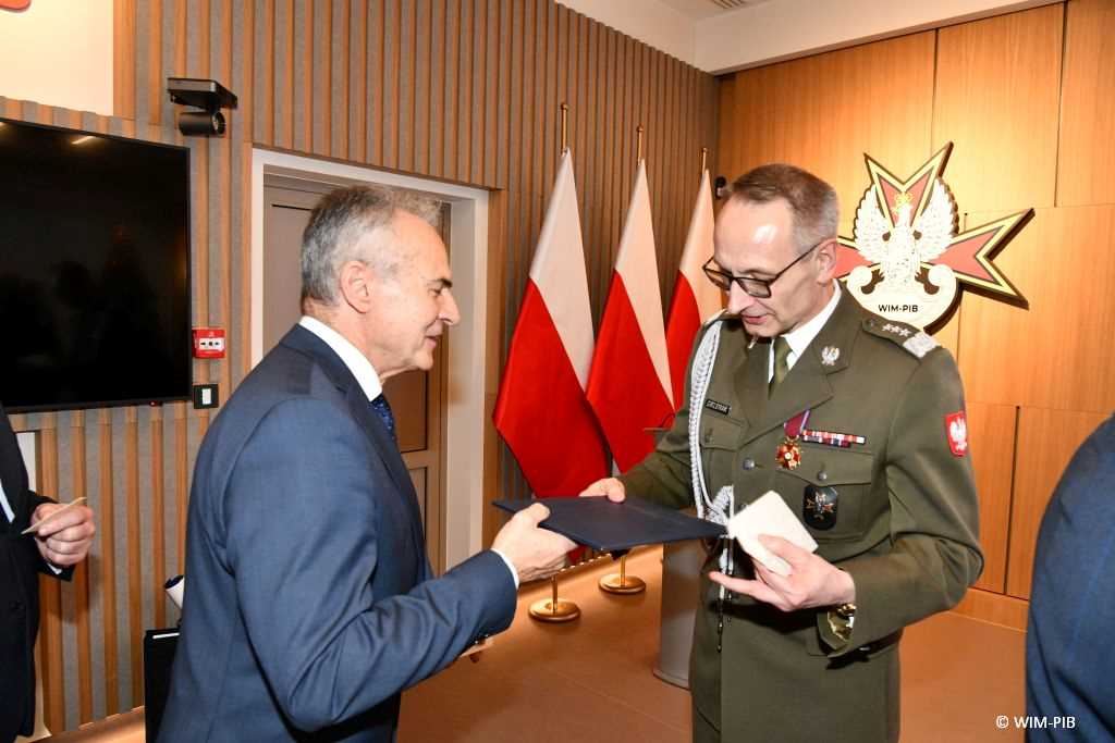 Spotkanie wigilijne w Wojskowym Instytucie Medycznym w Warszawie. Grzegorz Gielerak dzieli się opłatkiem.