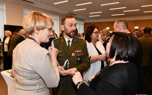 Spotkanie wigilijne w Wojskowym Instytucie Medycznym w Warszawie. Pracownicy WIM dzielą się opłatkiem.