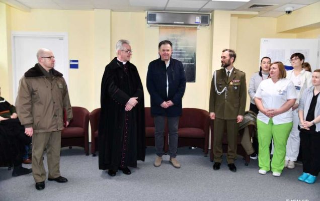 Biskup polowy Wiesław Lechowicz podczas spotkania z pracownikami Kliniki Psychiatrii, Stresu Bojowego i Psychotraumatologii Wojskowego Instytutu Medycznego w Warszawie