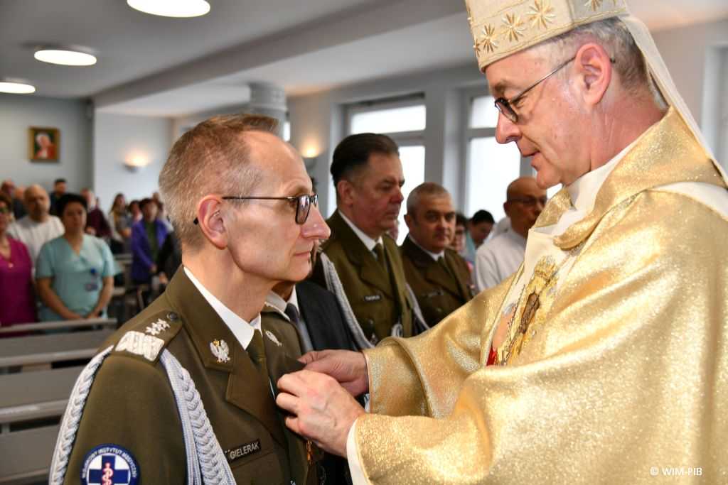 Dzień chorego w wojskowym instytucie medycznym. Biskup polowy Wiesław Lechowicz odznacza dyrektora WIm prof. Grzegorza Gieleraka medalem księdza popiełuszki w kaplicy szpitalnej wojskowego Instytutu Medycznego w Warszawie.