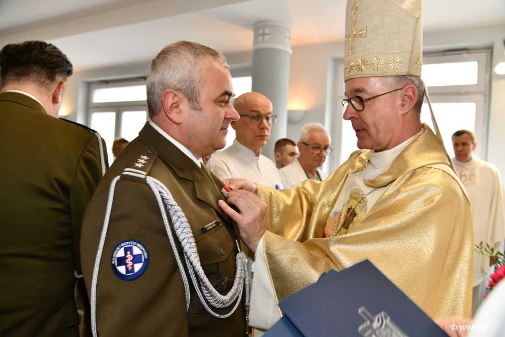 Dzień chorego w wojskowym instytucie medycznym. Biskup polowy Wiesław Lechowicz odznacza doktora Świstaka medalem księdza popiełuszki w kaplicy szpitalnej wojskowego Instytutu Medycznego w Warszawie.