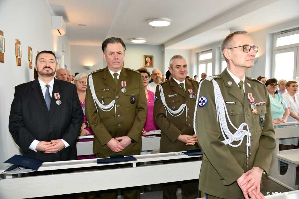 Msza święta z okazji dnia chorego w kaplicy szpitalnej Wojskowego Instytutu Medycznego. Zdjęcie dyrektora WIM prof. Grzegorza Gieleraka w ławce podczas odprawianej mszy. Za dyrektorem w nastęnej ławce Profesor Tworus. Z tyłu w ławkach pacjenci i pracownicy WIM.