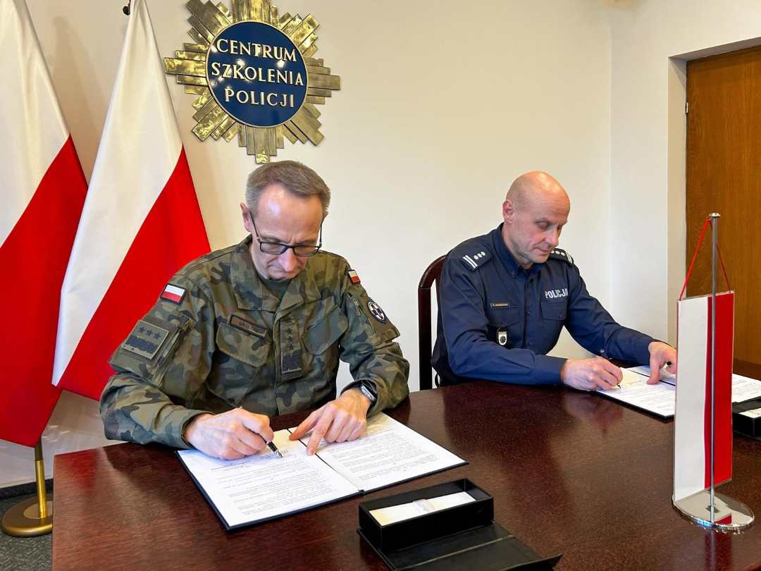 Generał broni prof. dr hab. Grzegorz Gielerak i insp. Ryszard Jakubowski Komendant Centrum Szkolenia Policji w Legionowie podpisują umowę