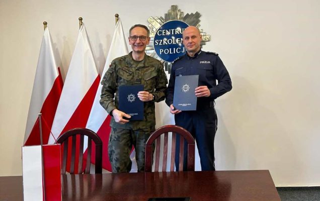 generał broni prof. dr hab. Grzegorz Gielerak i insp. Ryszard Jakubowski Komendant Centrum Szkolenia Policji w Legionowie pozują do zdjęcia po podpisaniu umowy. W rękach prezentują teczki z podpisaną umową.