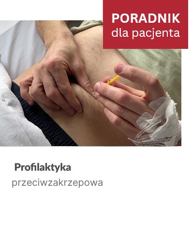 Zdjęcie męskiego brzucha. Pacjent wykonuje zastrzyk w brzuch. Napis poradnik dla pacjenta. Profilaktyka pzeciwzakrzepowa