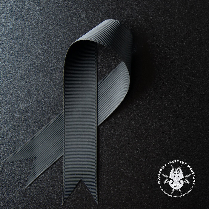 Obrazek czarno-biały żałoba. Czarna wstązka z logo WIM