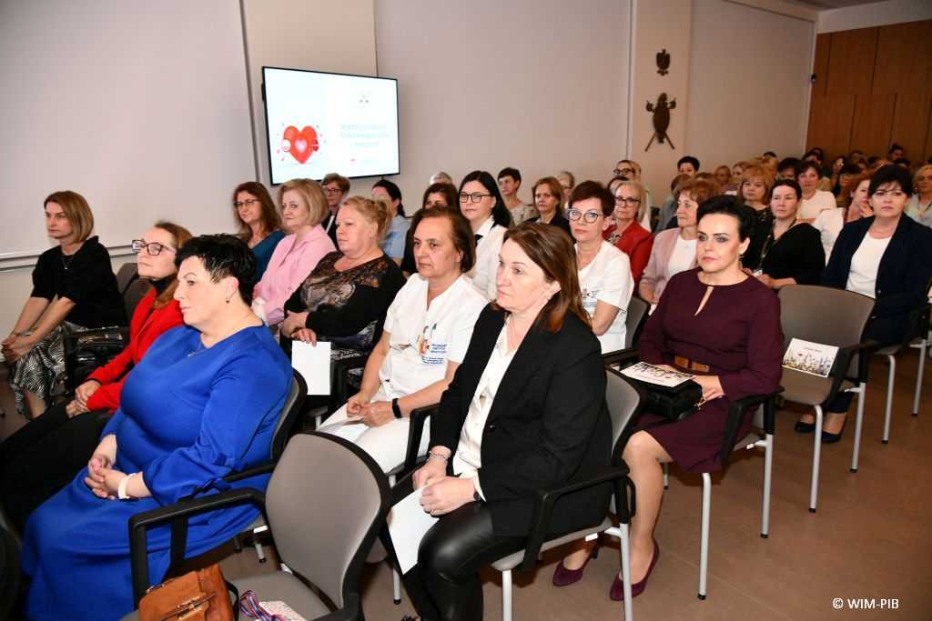 Pielęgniarki siedzące podczas uroczystości na auli WIM-PIB.