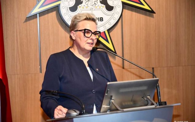 Lidia Wojda przy mównicy.