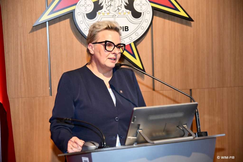 Lidia Wojda przy mównicy.