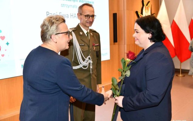 Dyrektor WIM Grzegorz Gielerak i Lidia Wojda wręczają odznaczenia i dyplomy.