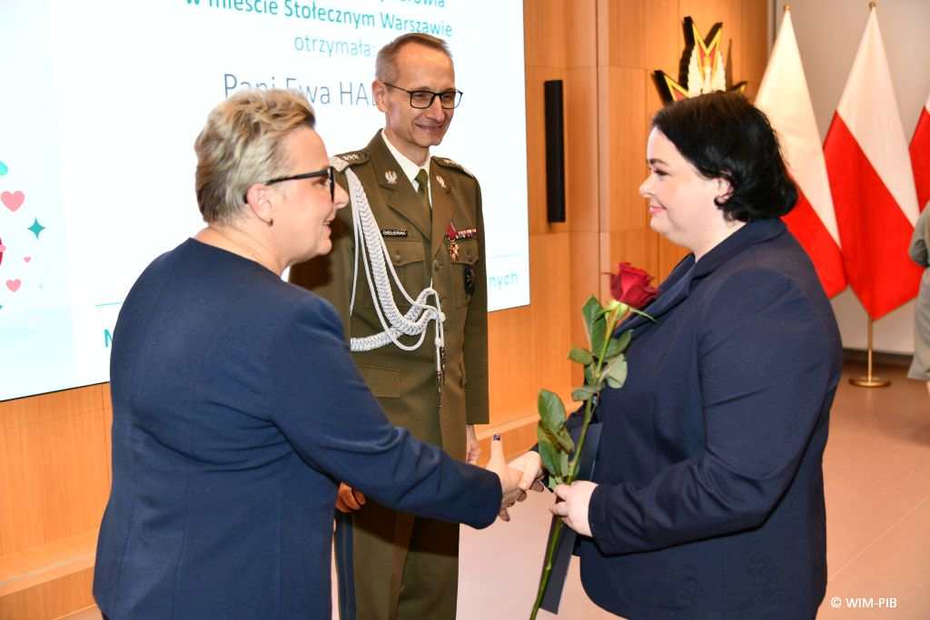 Dyrektor WIM Grzegorz Gielerak i Lidia Wojda wręczają odznaczenia i dyplomy.