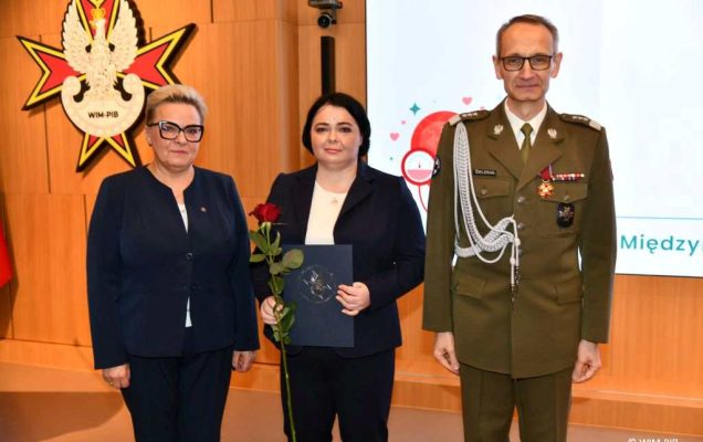 Dyrektor WIM Grzegorz Gielerak i Lidia Wojda wręczają odznaczenia i dyplomy.
