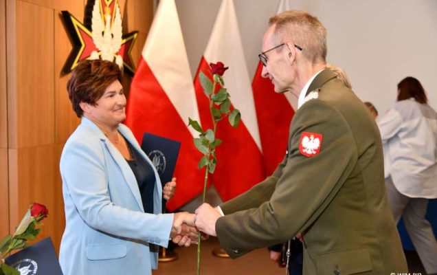 Dyrektor WIM Grzegorz Gielerak wręcza odznaczenia i dyplomy.