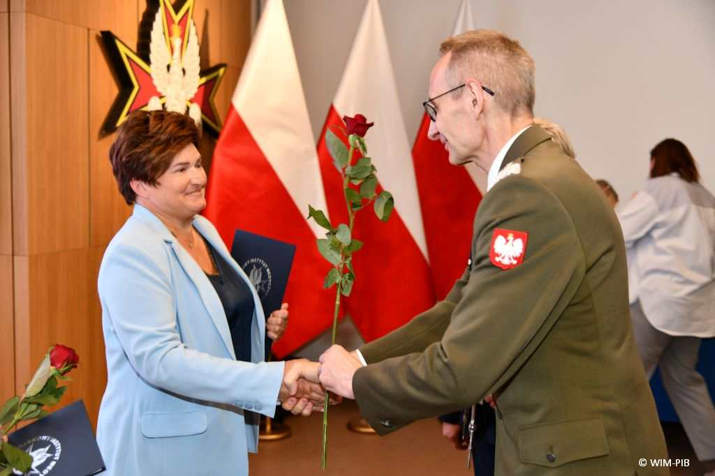 Dyrektor WIM Grzegorz Gielerak wręcza odznaczenia i dyplomy.