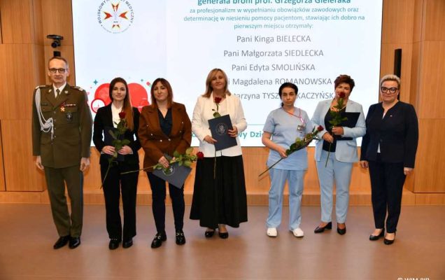Zdjęcie grupowe pielęgniarki, Lidia Wojda, Grzegorz Gielerak.