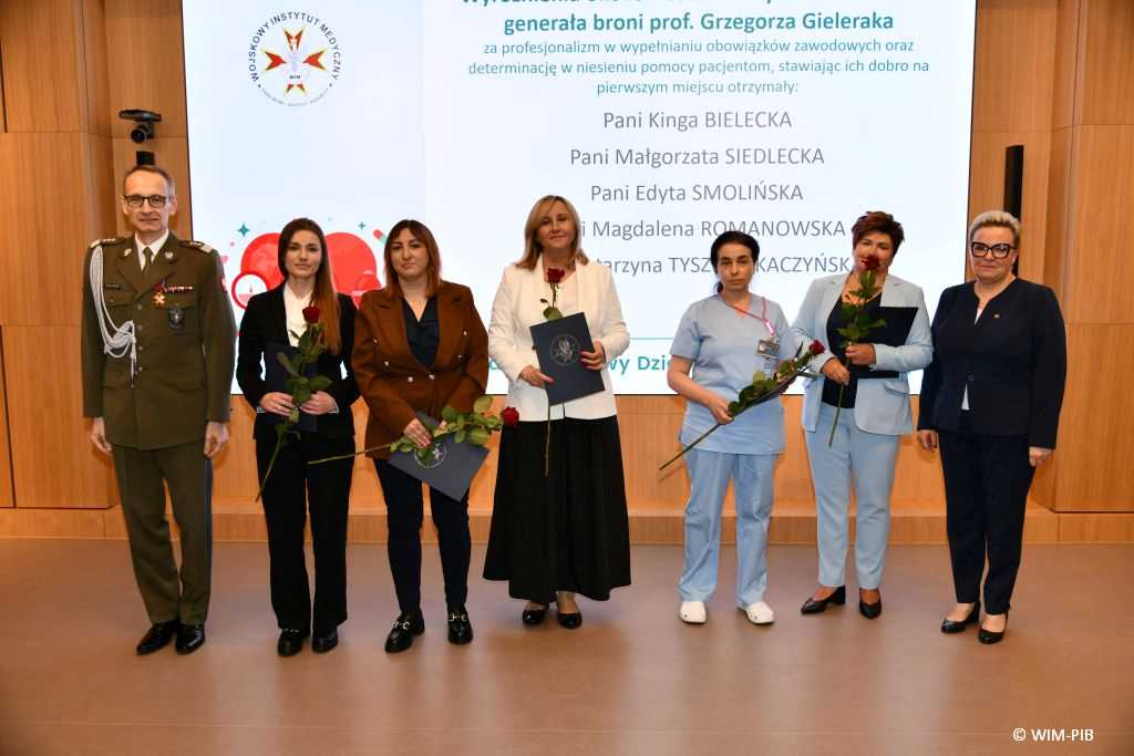 Zdjęcie grupowe pielęgniarki, Lidia Wojda, Grzegorz Gielerak.